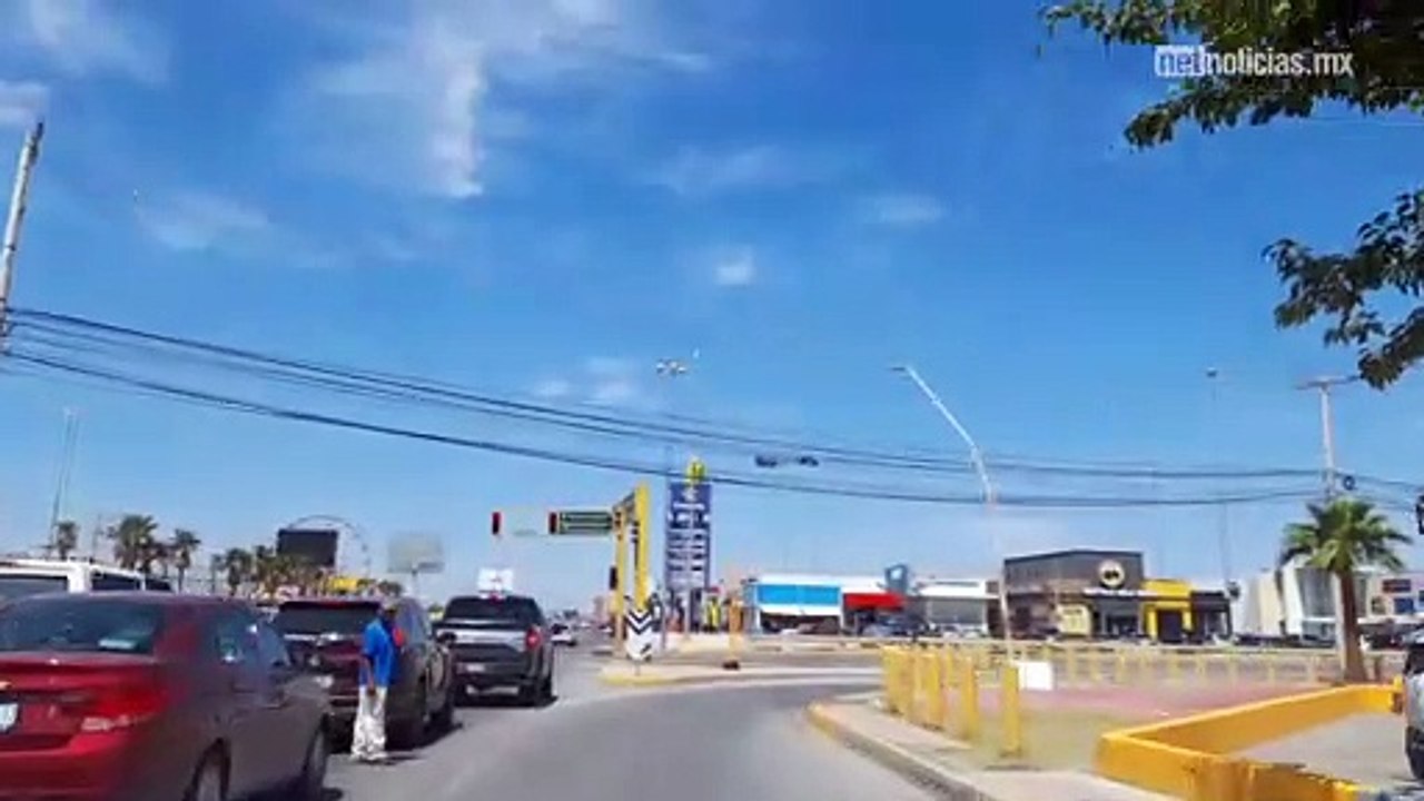 Maestros desempleados buscan ingresos como choferes por aplicación