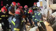 Momento en el que los bomberos rescatan a una de las personas atrapadas en Peñíscola.