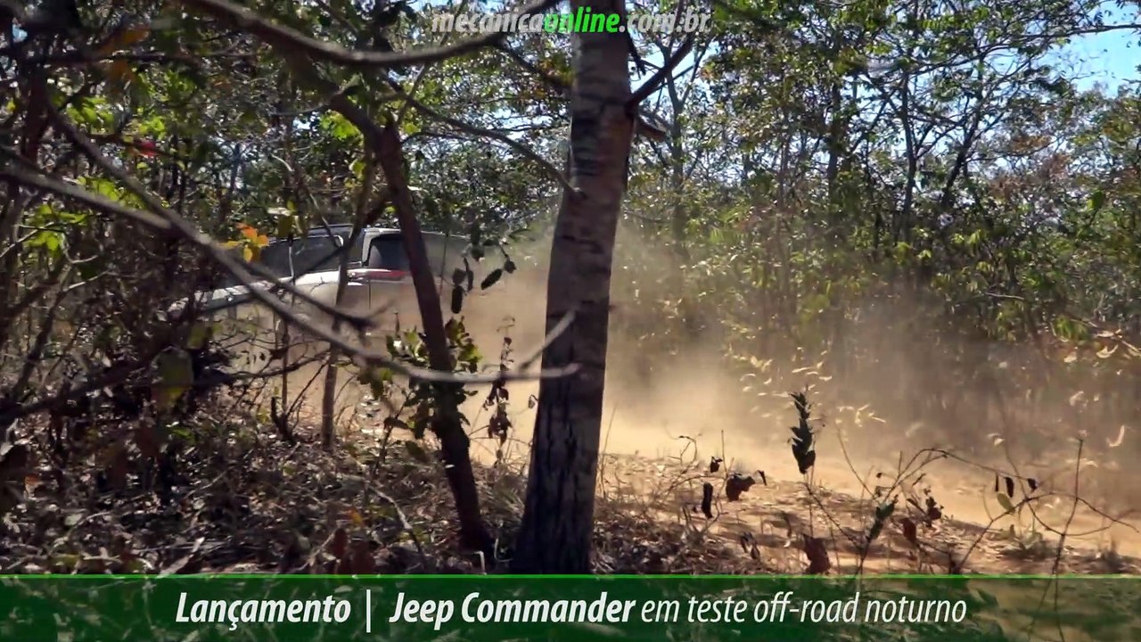 Jeep Commander em teste off-road noturno
