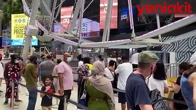 Times Meydanı'na kurulan dönme dolap halka açıldı