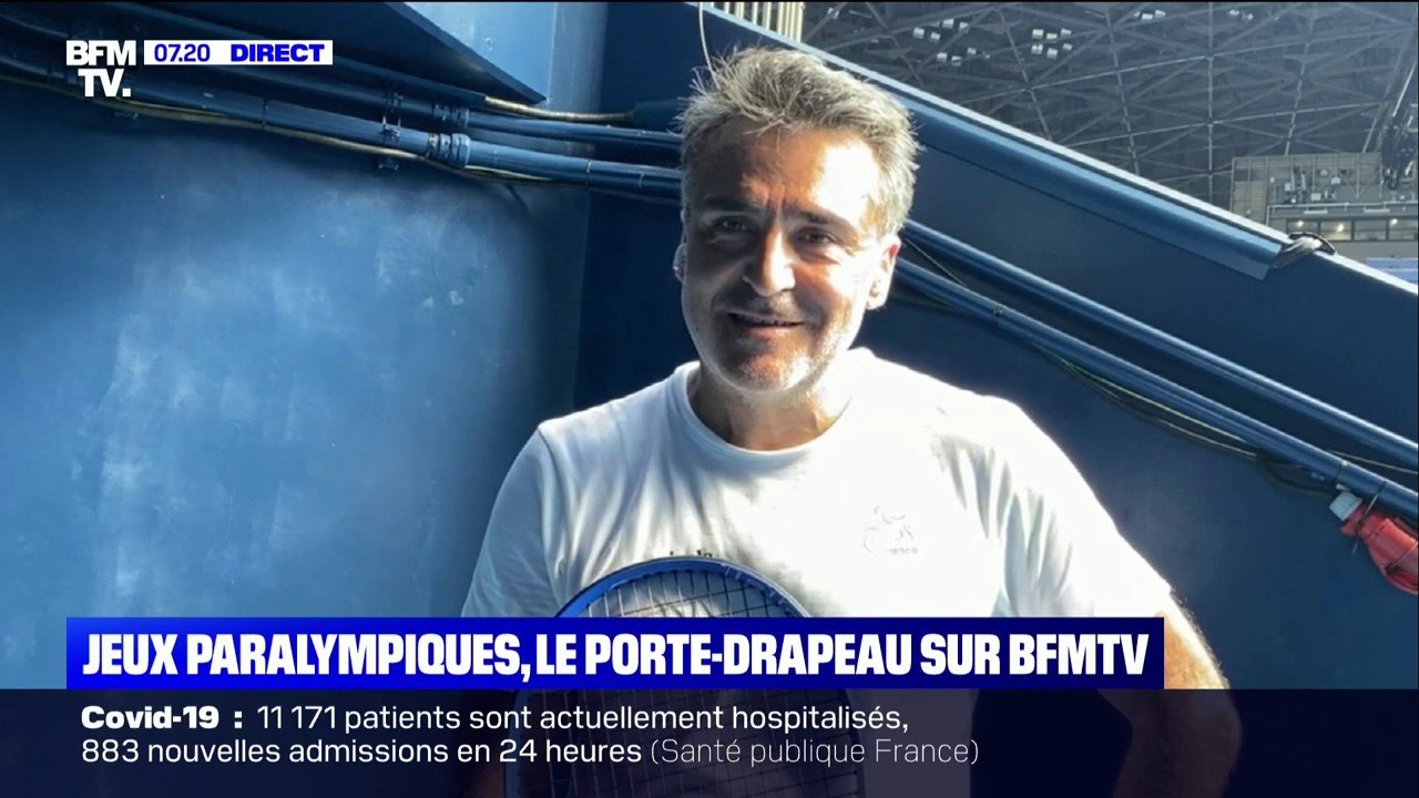 Le porte-drapeau français des Jeux paralympique...