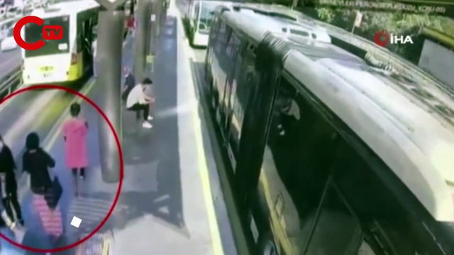 Metrobüste yankesicilik yaptılar! O anlar kamerada