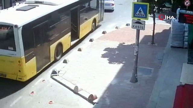 Küçükçekmece'de bir kişi seyir halindeki İETT otobüsünden düştü