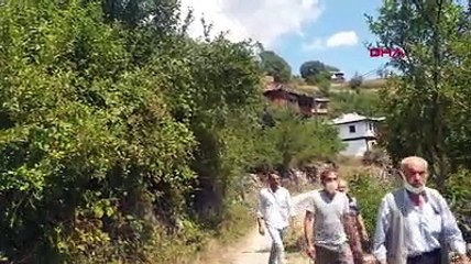 İkametgahları silindi, suları kesildi heyelan tehlikesi olan köyde yaşamaya devam ediyorlar