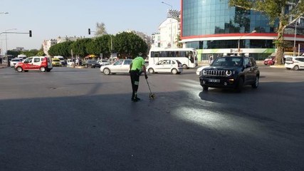 OTOMOBİL ÇARPMASIYLA SAVRULDU, ARKADAN GELEN ARACIN ALTINDA KALINCA ÖLDÜ