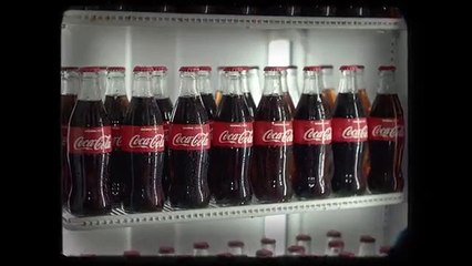 Defne Samyeli'nin kırbaçlı ve yarı çıplak erkeklerle klibine ateş püskürdü
