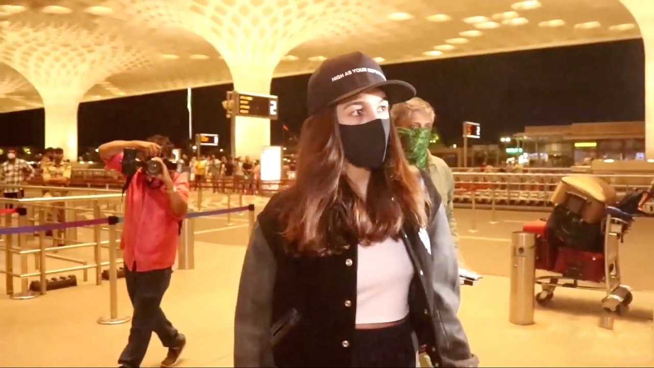 'RK Wala Look Lag Raha Hai' Paps Tease Alia Bhatt As She Wears Boyfriend Ranbir Kapoor's Cap
