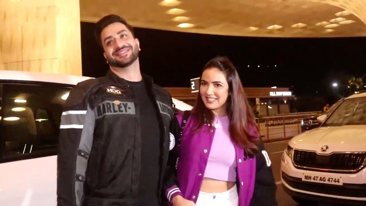 Adorable Couple Aly Goni & Jasmin Bhasin Pose F...