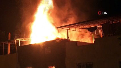 Düğünden çıktı, takım elbiseyle tırmanarak yangına böyle müdahale etti