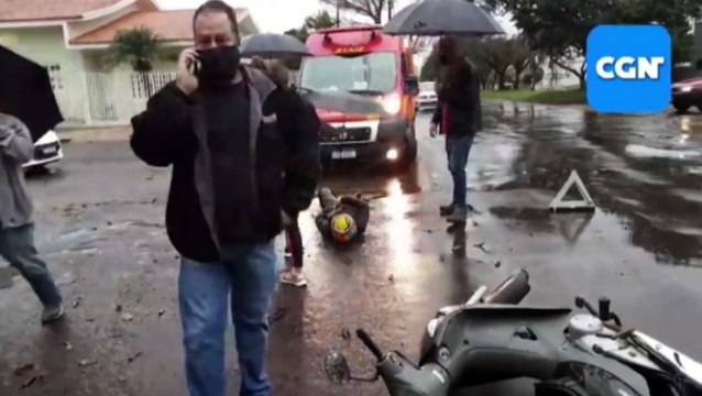 Motociclista fica ferida após se envolver em colisão com caminhonete na Rua Manaus