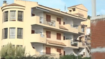 Localizan el cadáver de un menor y buscan a una mujer bajo los escombros en Peñíscola