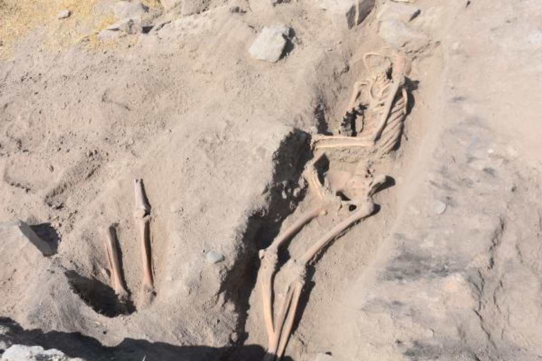 ARSLANTEPE HÖYÜĞÜ'NDE BİN YILLIK MEZARLAR, 5 BİN 500 YILLIK EV KALINTILARI BULUNDU