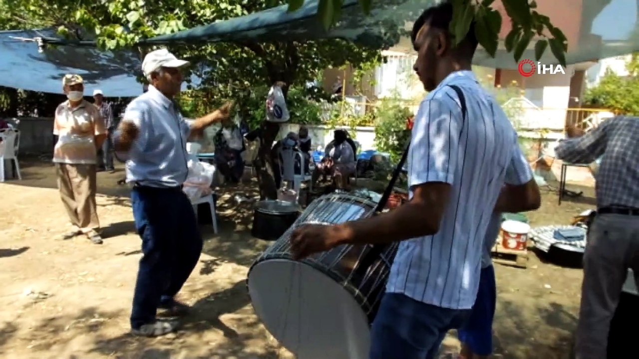 Balıkesir’de davul ve klarnet eşliğinde keşkek dövme geleneği
