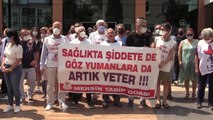 Sağlık çalışanları meslektaşlarının darbedilmesini protesto etti