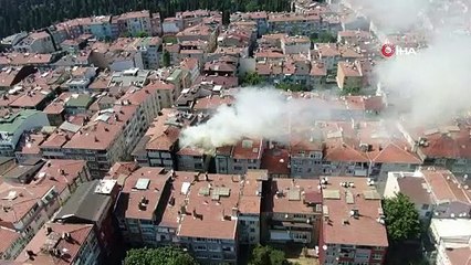 Üsküdar'da doğalgaz kutusunda başlayan yangın apartmanın çatısına kadar yükseldi
