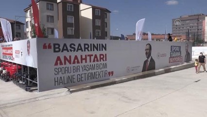 Gençler yüzmeyi portatif havuzda öğreniyor