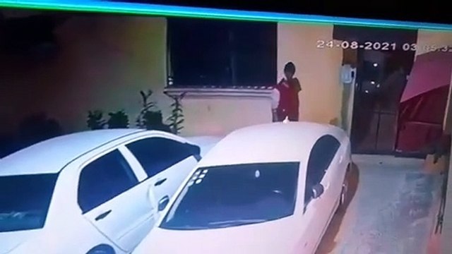 En fracciones de segundos, ladrón se llevó los retrovisores de un carro