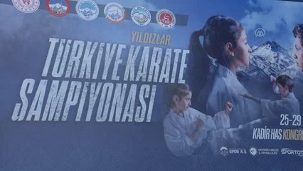 Türkiye Yıldızlar Karate Şampiyonası sürüyor