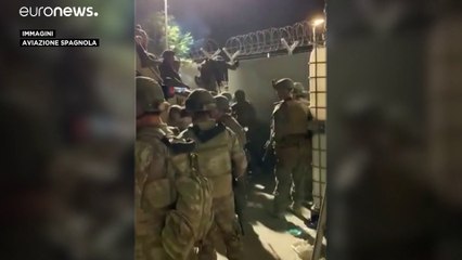 Kabul, la tattica spagnola per l'evacuazione: gridare "España" ed esibire un indumento rosso