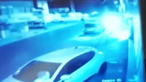 Ümraniye'de, otomobilin çarptığı taksinin sürücüsünün yaralandığı kaza güvenlik kamerasına yansıdı