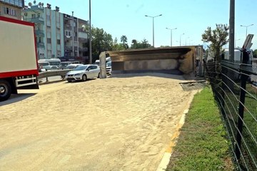 Hafriyat kamyonu devrildi, tonlarca kum yola saçıldı