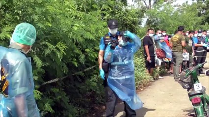 อ่างทอง ชายวัย57ปีนอนตายปริศนาบนถนนกลางทุ่งนาเลือดท่วมตัวไหลนองพื้น