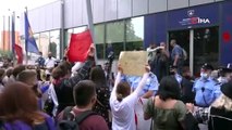 Kosova'da kadın cinayetleri protestosu: Başbakanlık binasına kırmızı boya atıldı