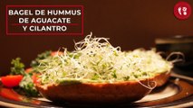 Bagel de hummus de aguacate y cilantro con germinado de alfalfa | Receta para el desayuno | Directo al Paladar México