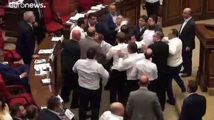 عراك ورشق بزجاجات المياه  في البرلمان الأرميني.. مالذي حصل؟