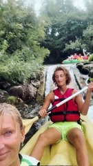 Isabelle Camus et son fils Joalukas Noah font du canoë.