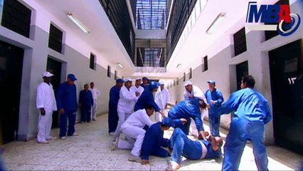 شوف الظابط اشرف عمل فى المسجون زلزال بعد ما  ضرب زميله فى السجن