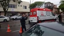 Moto de entregador derrapa na avenida Maringá e colide contra carro