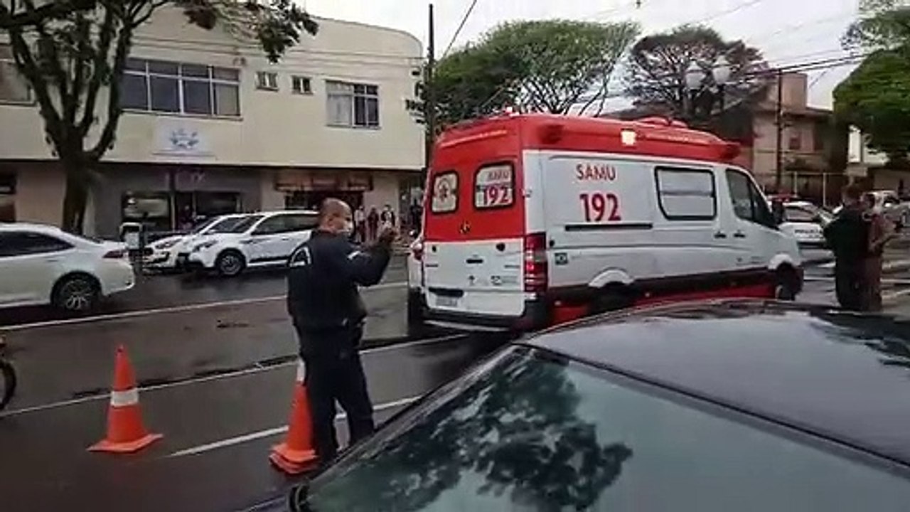 Moto de entregador derrapa na avenida Maringá e...