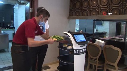 Kadıköy'de kebapçıda robot garson ile servis dönemi