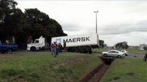 Contêiner se desengata de caminhão e deixa Trevo da Ceasa interditado