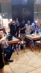 محمد محمود عبدالعزيز يجلس على ركبته ويقدم خاتم الزواج لخطيبته