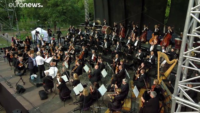 El famoso director de orquesta Iván Fischer recibe la tercera dosis mientras dirigía a los músicos
