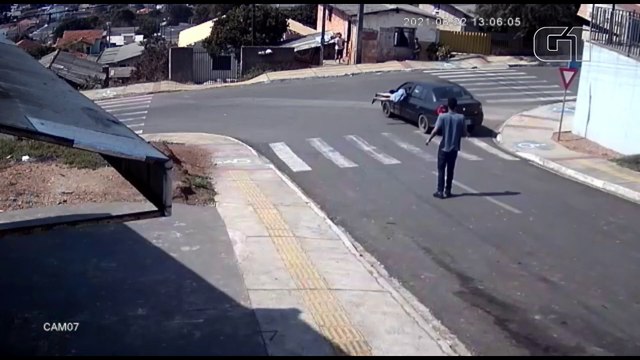Il saute dans une voiture en marche pour la stopper et éviter le pire