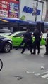 Ce conducteur de Mercedes verte cartonne toutes les voitures pour fuir la police