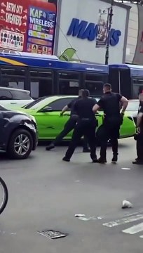 Ce conducteur de Mercedes verte cartonne toutes les voitures pour fuir la police