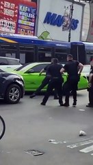 Ce conducteur de Mercedes verte cartonne toutes les voitures pour fuir la police