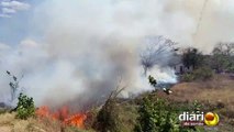 Bombeiros combatem incêndio que se alastrou e cobriu o céu de Cajazeiras com nuvem de fumaça
