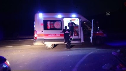 Hafif ticari araç ile kamyonet çarpıştı: 3 yaralı