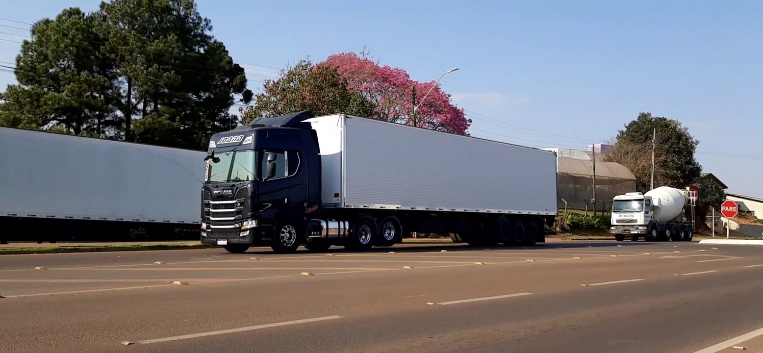 SCANIA R 450 PRETO CARRETA BAÚ 6 EIXOS TRANS JOANA