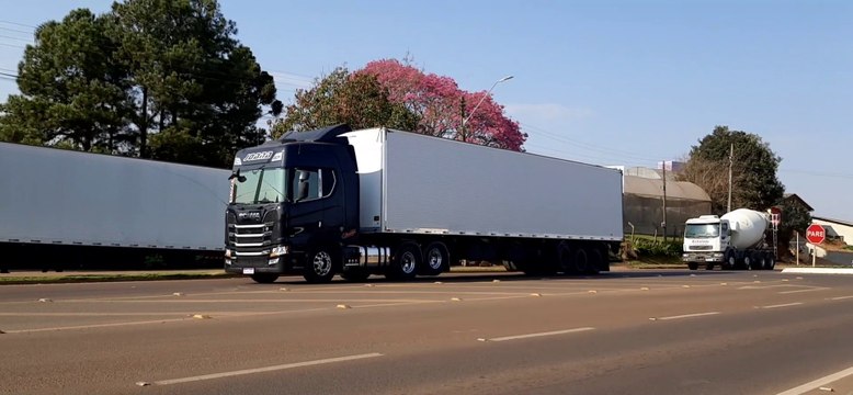 SCANIA R 450 PRETO CARRETA BAÚ 6 EIXOS TRANS JOANA