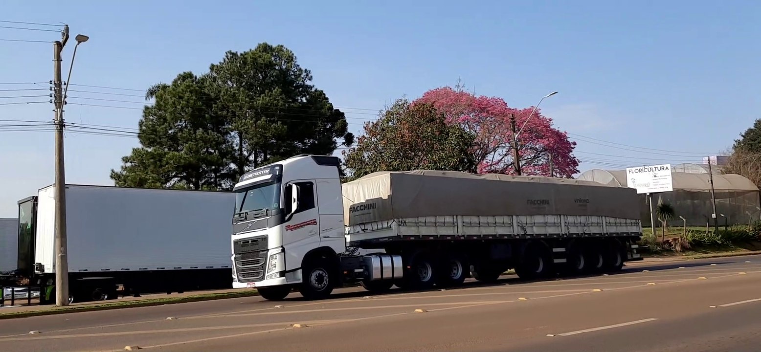 VOLVO FH 460 GLOBETROTTER I-SHIFT BRANCO CARRETA FACCHINI GRANELEIRO 7 EIXOS RODOFROTA