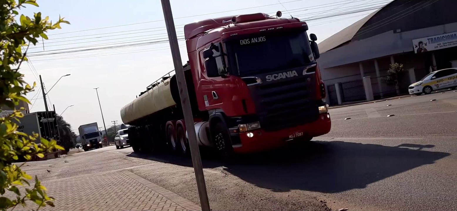 SCANIA VERMELHO CARRETA VANDERLÉIA RANDON TANQUE 6 EIXOS DOS ANJOS