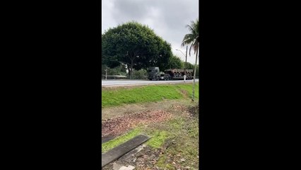 Blindados do Exército passam por Blumenau e chamam atenção de moradores