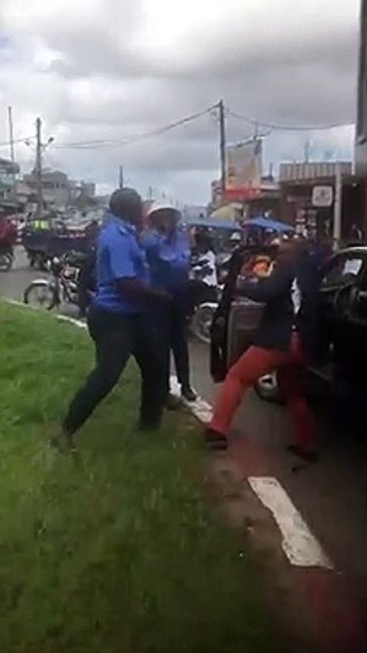 Cameroun :: Douala : Incroyable bagarre entre un  policier et un automobiliste
