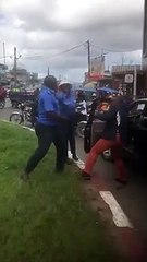 Cameroun :: Douala : Incroyable bagarre entre un  policier et un automobiliste